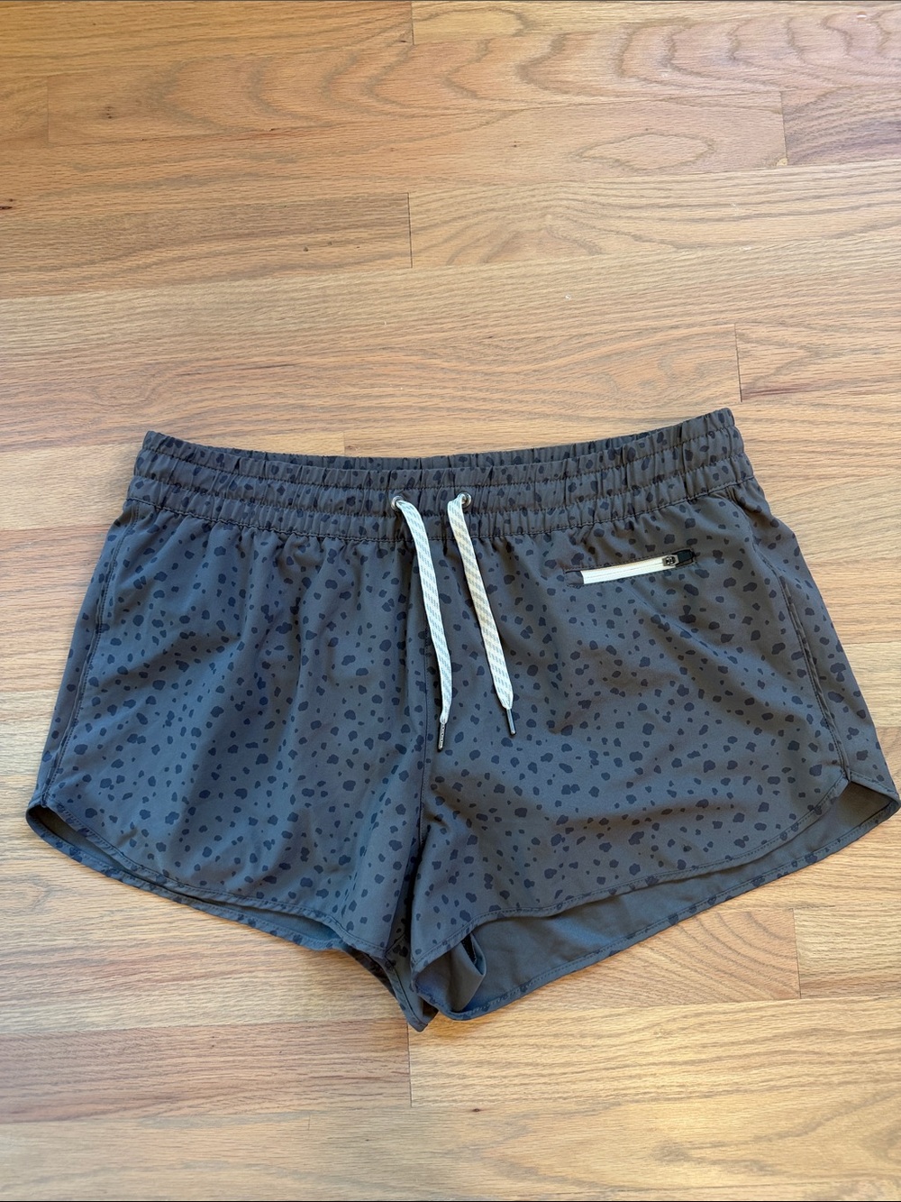 Vuori Clementine 2.0 Shorts 2.5” CHC Animal Print XL Running Athletic